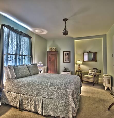 Queen Bed, Electric Fireplace, Large, Luxurious Bathroom, Whirlpool Tub, Relaxing, Peaceful, Romantic